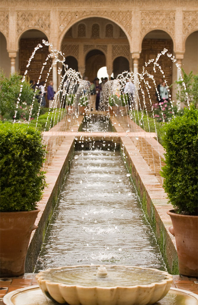 Pancutan air di laman Alhambra